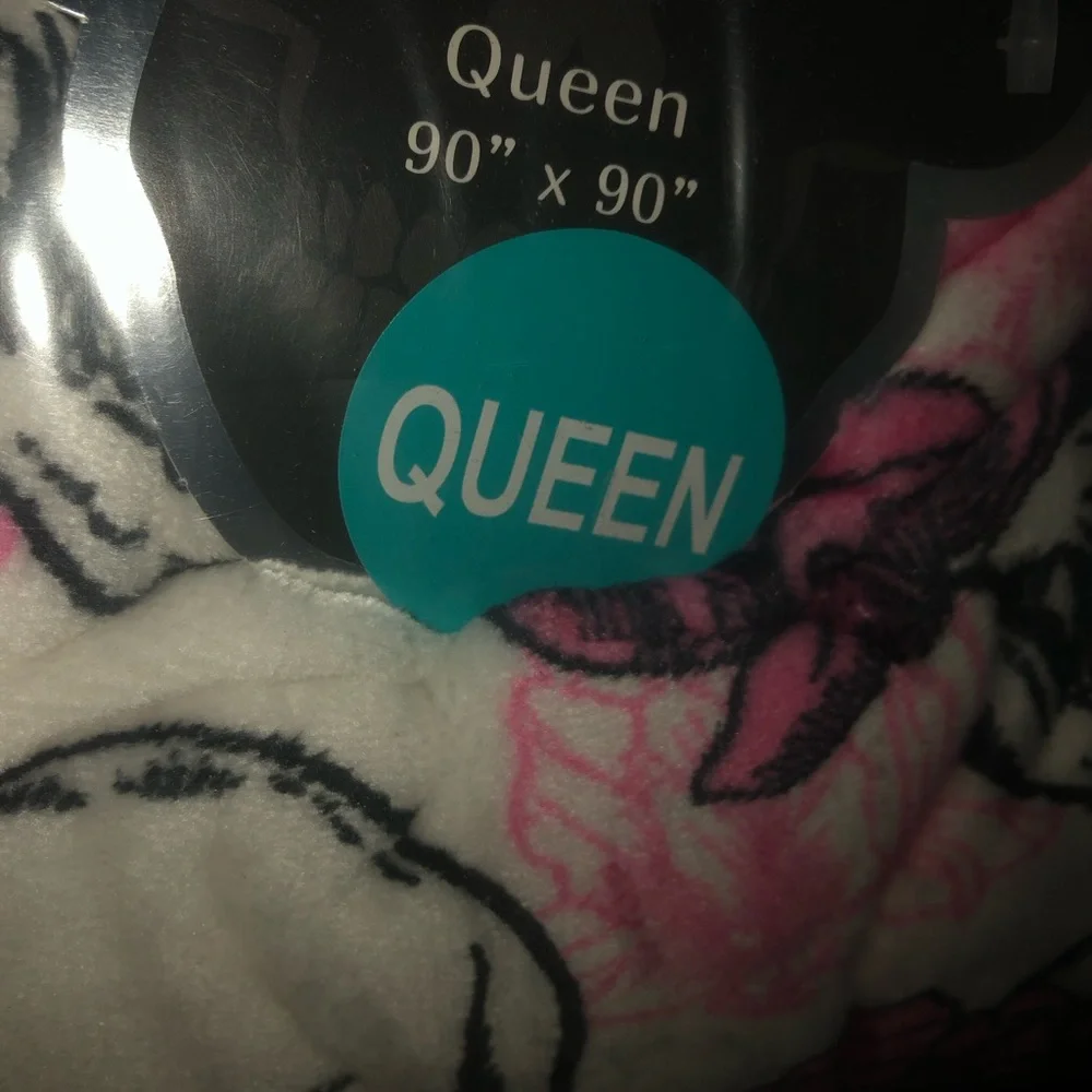 Cozy Skull & Rose Plush Throw Blanket - Pink, Black & White